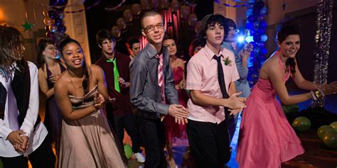 how to dance at prom: choosing the right music for your prom night